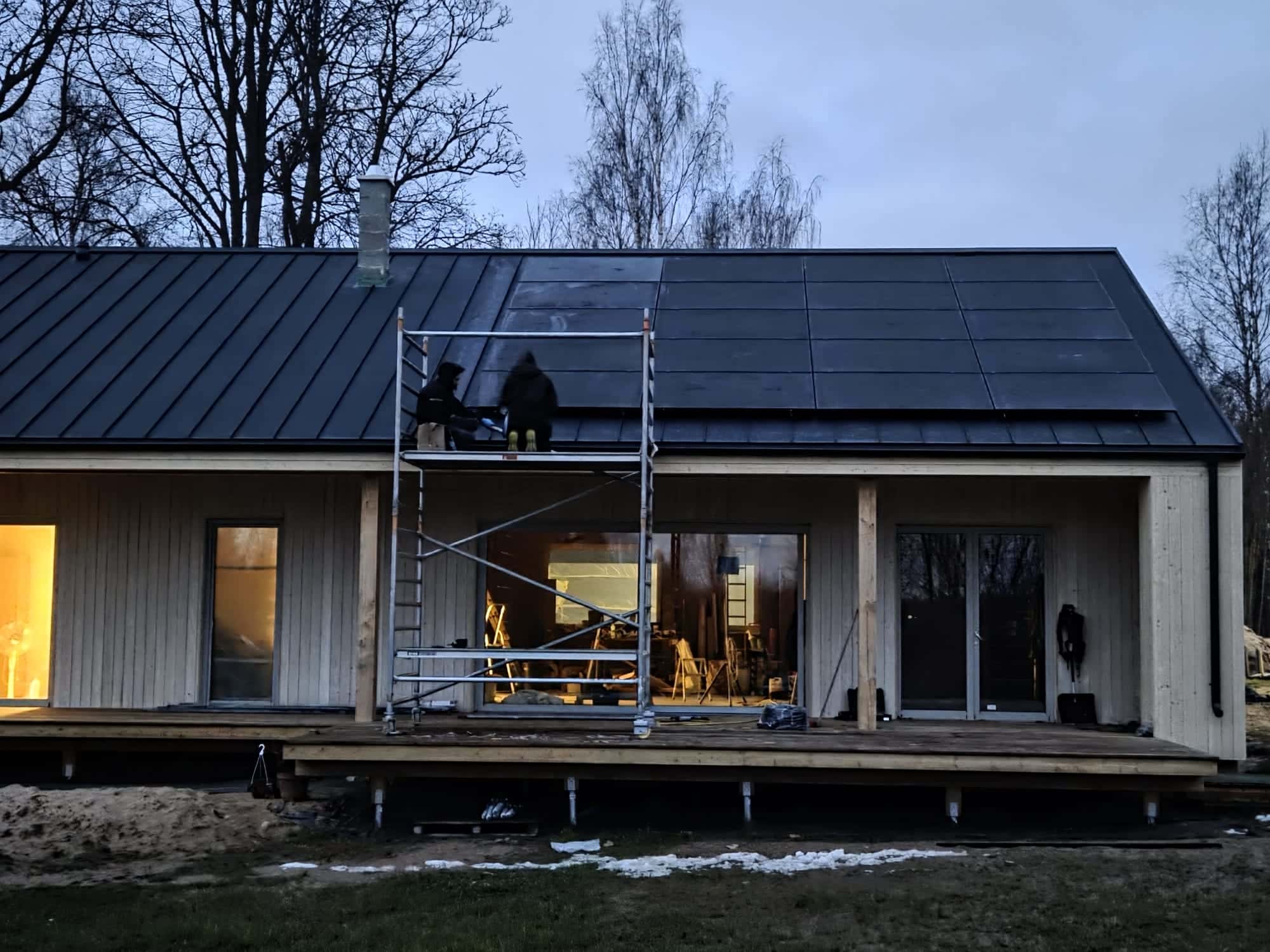 Saules paneļu montāža uz mājas jumta. Prosun uzstāda saules paneļus.