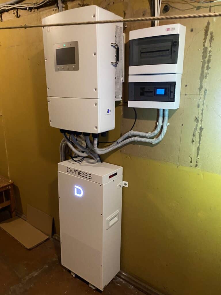 Dyness akumulatoru sistēma ar invertoru un vadības bloku uz sienas. Saules enerģijas uzglabāšanas iekārta.