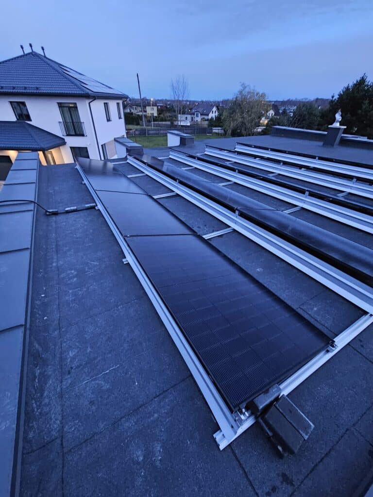 Saules paneļi uz jumta, moderns dizains. Jauna enerģija, ilgtspējīga māja.